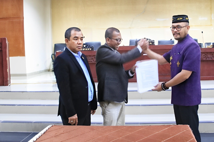 <p>Ket. Foto : Sekda Parigi Moutong Nyatakan Apresiasi dan Terima Kasihnya saat Menghadiri Rapat Paripurna DPRD<br />
(Foto/Prokopim)</p>
