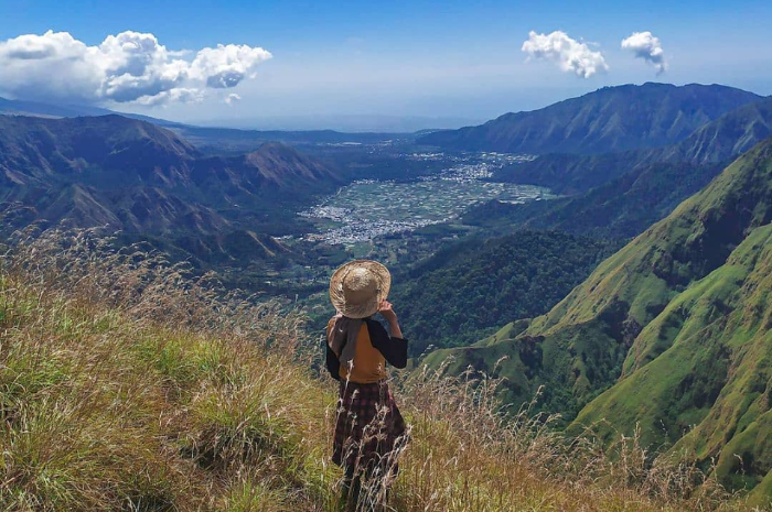 <p>Ket. Foto : Indahnya Wisata Bukit Sempana yang Terdapat di Lombok<br />
(Foto/Instagram/@cilukk_)</p>
