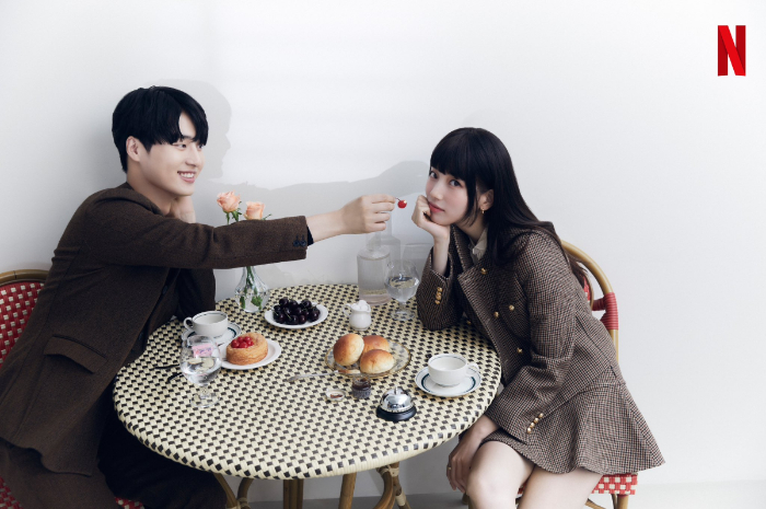 <p>Ket. Foto : Suzy dan Yang Se Jong Tampilkan Chemistry Manis di Pemotretan Netflix<br />
(Foto/X/@netflixkcontent)</p>
