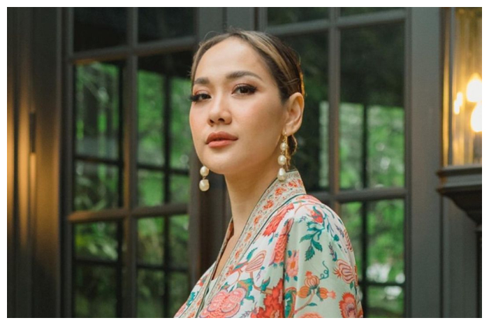 <p>Ket Foto: Baju Bunga Citra Lestari dan Tiko Wardhana tampak seragam dengan corak bunga (Foto/Instagram/@bclsinclair)</p>
