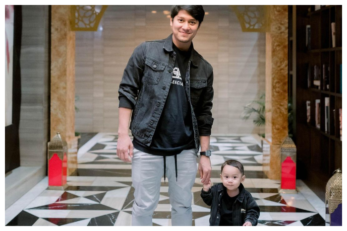 <p>Ket Foto: Rizky Billar cari sensasi gendong Baby L saat shalat dan sebut sebagai sensasi dari pihak netizen (Foto/Instagram/@rizkybillar)</p>
