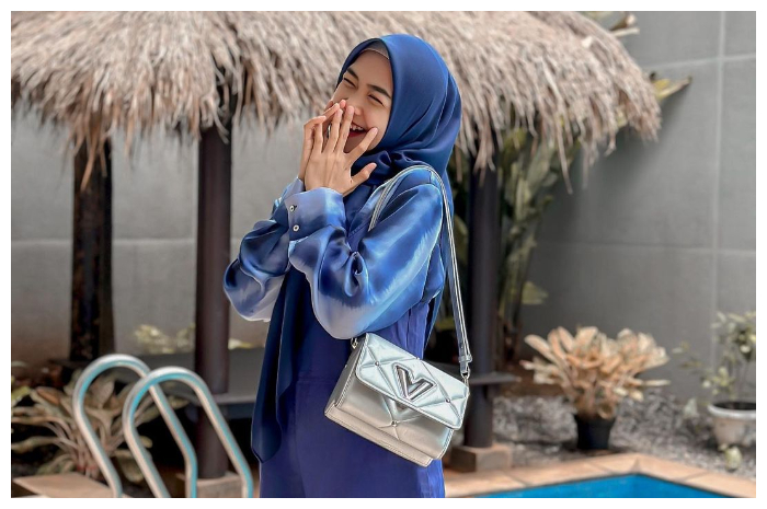 <p>Ket Foto: Ria Ricis menampilkan aksi makan sahur saat berenang di media sosial (Foto/Instagram/@riaricis1795)</p>
