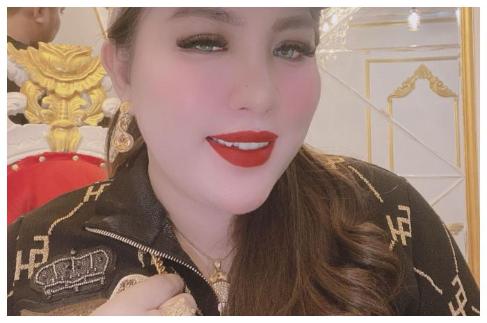 <p>Ket Foto: Mira Hayati pamer tas emas seharga 500 juta yang menyita perhatian publik  (Foto/Instagram/@mirahayati29)</p>
