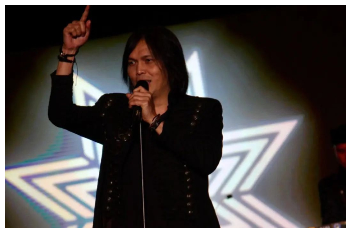 <p>Ket Foto: Once Mekel diserang netizen akibat unggahan meme tentang dirinya pasca tak akan lagi bawakan lagu Dewa 19 (Foto/Instagram/@oncemekelofficial)</p>

