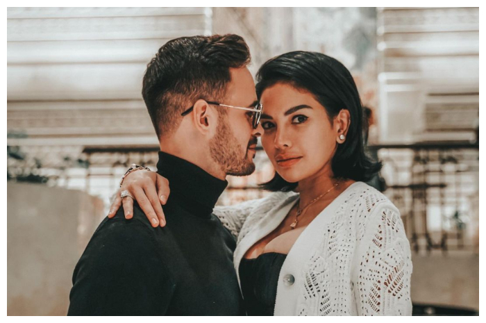 <p>Ket Foto: Nikita Mirzani resmi dilamar Antonia Dedola di perayaan ulang tahun (Foto/Instagram/@nikitamirzanimawardi_172)</p>
