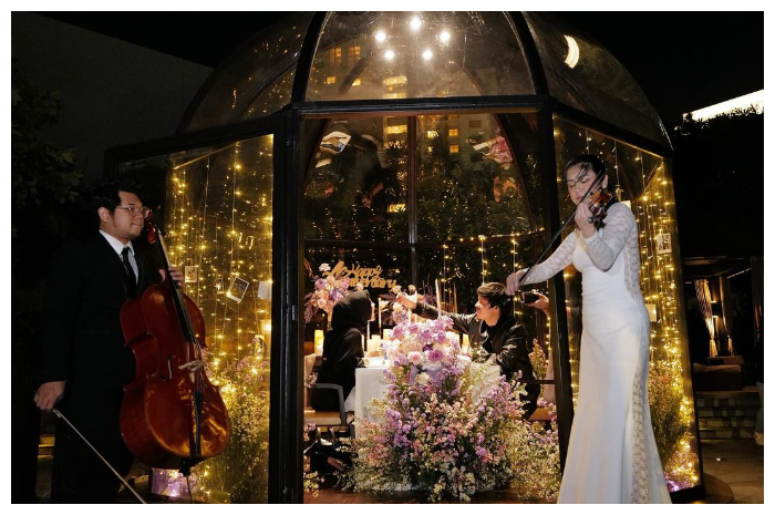<p>Ket Foto: Atta Halilintar berikan kejutan anniversary pernikahan ke dua tahun bersama Aurel Hermansyah (Foto/Instagram/@aurelie.hermansyah)</p>

