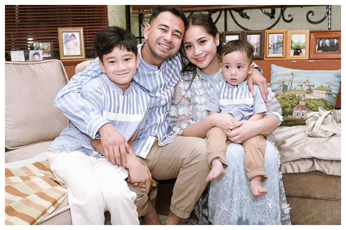 <p>Ket Foto: Raffi Ahmad dan Nagita Slavina tersorot oleh netizen karena sungkeman dengan Sus Rini (Foto/Instagram/@raffinagita1717)</p>
