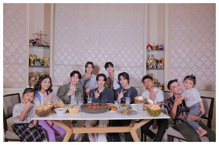 <p>Ket Foto: WayV kunjungi rumah kediaman Ruben Onsu dan Sarwendah cicipi makanan khas tanah air (Foto/Instagram/@wayvofficial)</p>
