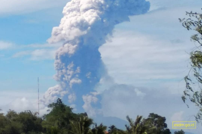 <p>Ket Foto: Gunung Berapi Soputan Sulawesi utara. (Foto/instagram/@kesdm)</p>

