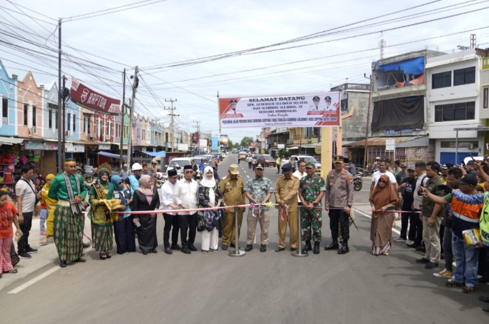 <p>Ket Foto: Peresmian ruas Jalan Cabenge di Kabupaten Soppeng (Foto/Website Pemprov Sulawesi Selatan)</p>
