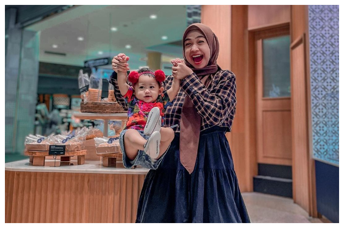 <p>Ket Foto: Ria Ricis buka lowongan chef MPASI untuk baby Moana hingga mendapat hujatan netizen (Foto/Instagram/@riaricis1795)</p>
