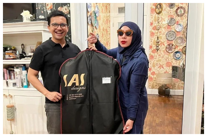 <p>Ket Foto: Sahrul Gunawan ketahuan fitting pakaian pernikahan di rumah Melly Goeslaw (Foto/Instagram/@sahrulgunawanofficial)</p>
