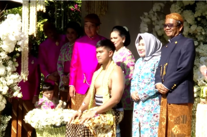 <p>Ket Foto: Prosesi siraman Kaesang Pangarep. (Foto/Screenshot YT Presiden Joko Widodo)</p>
