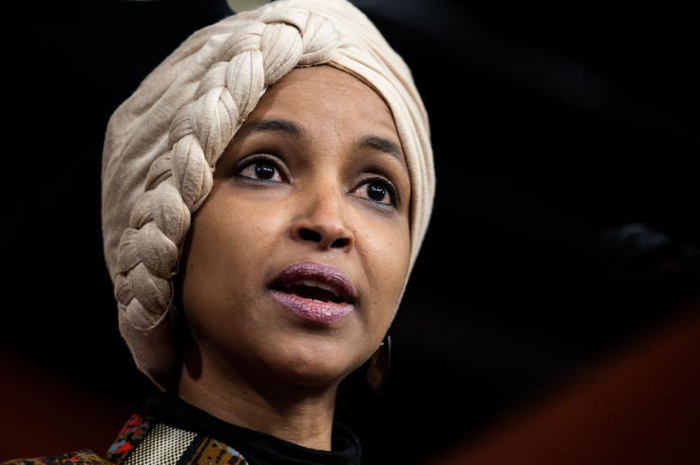 <p>Keterangan Foto: Ilhan Omar berpidato sebelum digulingkan dari jabatannya, (Foto:/Twitter/Ilhan Omar)</p>

