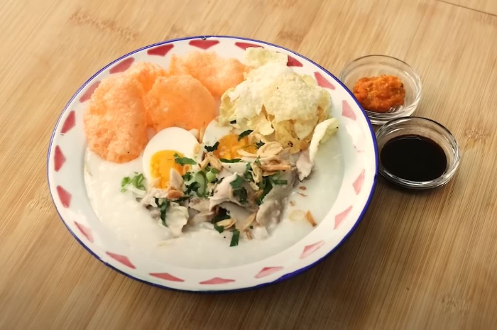 <p>Ket foto: Intip resep bubur ayam berikut ini untuk ide menu sarapan bersama keluarga (Foto/YouTube/DevinaHermawan)</p>
