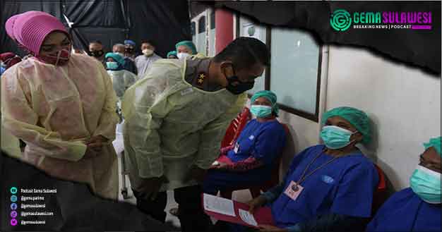 <p>Kapolda Sulteng Irjen Pol. Rudy Sufahriadi menyapa warga akan menjalani operasi di ruang tunggu RS.Bhayangkara Palu.Jumat Juni 2022. Foto : Humas Polda Sulteng</p>
