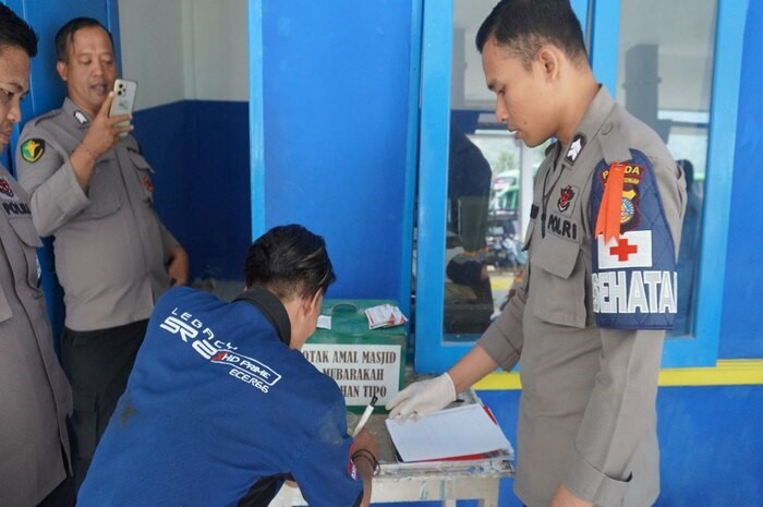 <p>Keterangan Foto : Satgas Operasi Ketupat Tinombala 2023 saat melakukan tes urine terhadap pengemudi bus di Terminal Tipo Palu, (Foto/Humas Polda Sulteng)</p>
