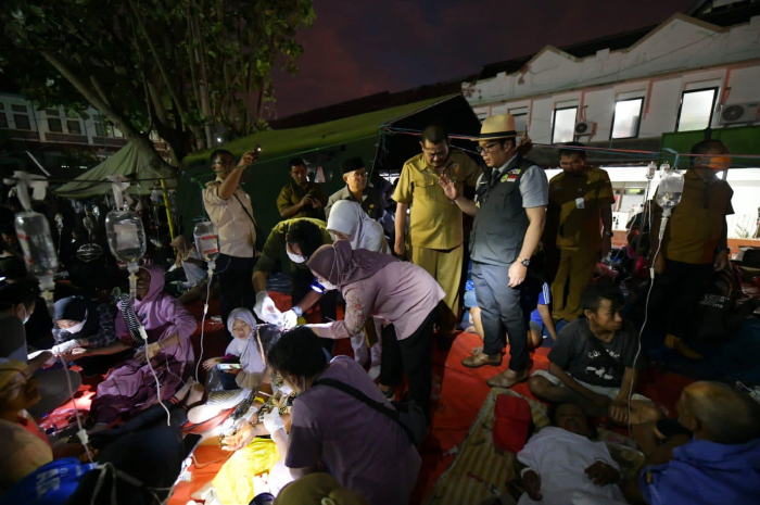 <p>Ket Foto: Ridwan Kamil meninjau langsung korban gempa di RSUD Sayang Cianjur (Foto/Facebook Ridwan Kamil)</p>

