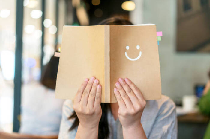 <p>Ket Foto: Ilustrasi foto seseorang yang sedang bersembunyi di balik buku (Foto/Pixabay/Introvert)</p>

