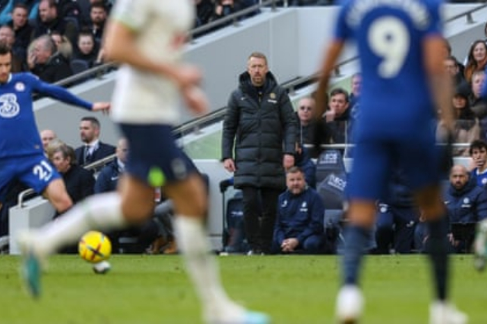 <p>Keterangan Foto: Graham Potter saat mengamati pertandingan Chelsea, (Keterangan Foto:/Twitter/jacobstainberg)</p>