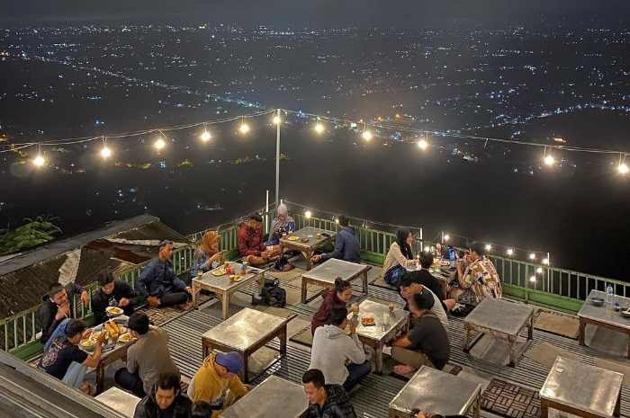 <p>Ket foto: Indahnya wisata Bukit Bintang Yogyakarta, suguhkan panorama lampu-lampu yang mempesona (Foto/Instagram/sisskoikho)</p>
