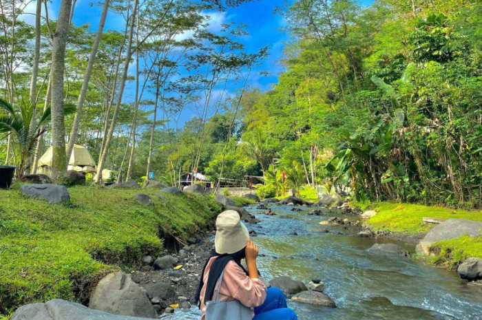 <p>Ket foto: WIsata Ledok Sambi Yogyakarta jadi incaran wisatawan, seru-seruan di sungai yang jernih (Foto/Instagram/loplop.cigeisipalang)</p>