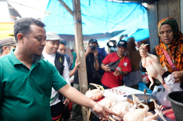 <p>Ket Foto: Gubernur Sulawesi Selatan memantau harga pangan di Pasar Malino (Foto/laman Sulelprov)</p>
