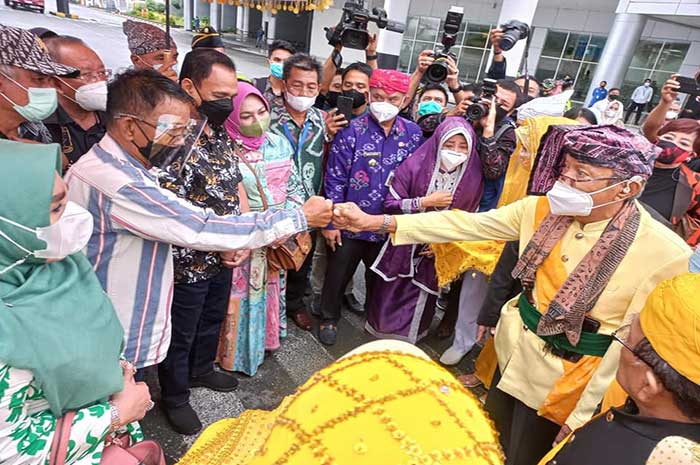 <p>Foto: Penyambutan di Bandara Sis Aljifri Mutiara Palu, dilakukan oleh dewan adat Sulawesi Tengah, Sekda Provinsi Sulawesi Tengah Mulyono, SE, Ak, MM, Wali Kota Palu, H Hadianto Rasyid SE, Wakil Wali Kota Palu dr Reny A Lamadjido Sp PK M.Kes, Sekda Kota Palu H Asri SH, Ketua Tim Penggerak PKK Kota Palu Diah Puspita A.Md, sejumlah unsur Forkopimda lainnya dan para relawan.</p>
