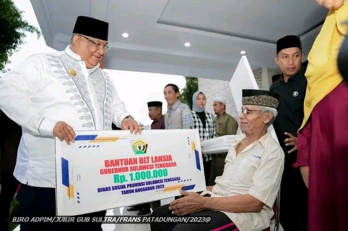 <p>Keterangan Foto : Penyerahan bantuan langsung tunai kepada masyarakat lanjut usia oleh Gubernur Sulawesi Tenggara,(Foto/Biro Adpim)</p>
