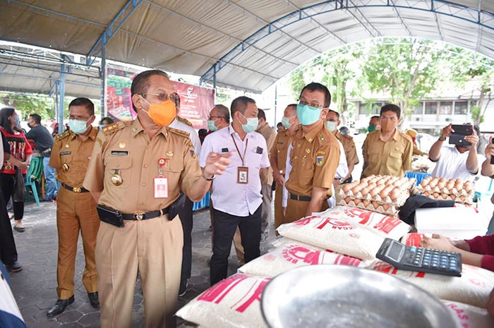 <p>Gubernur Sulteng Saat Buka Pasar Murah Jelang Lebaran (Foto: Humas Pemprov Sulteng)</p>
