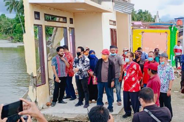 <p>Gubernur Sulawesi Tengah Kunjungi Korban Banjir Parigi Moutong</p>
