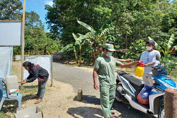 <p>Foto: Pengamanan pos perbatasan Desa di Morut perketat warga luar masuk desa</p>
