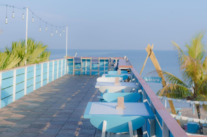 <p>Ket foto: Auto betah nongkrong di Lokatara Beachfront Jepara dengan view laut menakjubkan (Foto/Instagram/lokatara.beachfront)</p>

