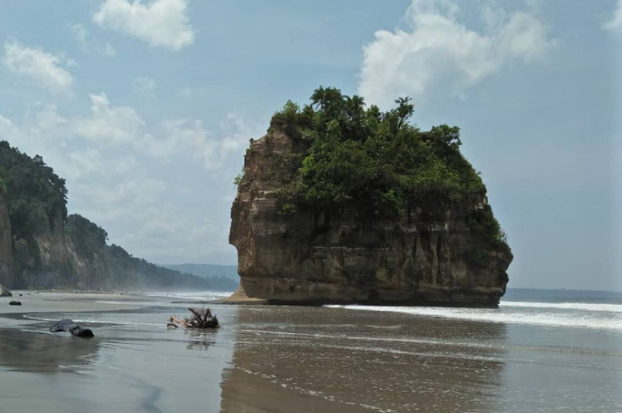 <p>Ket foto: Eksotisme wisata Pantai Manula Bengkulu yang belum banyak dijamah orang (Foto/Instagram/arul_jaafar)</p>
