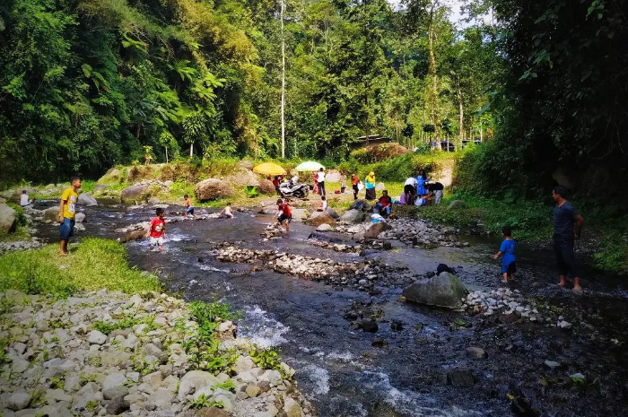 <p>Ket foto: Keseruan di wisata Kalikebo Blitar, tenangkan pikiran dan menyatu dengan alam (Foto/Instagram/hendrianiwiwin)</p>
