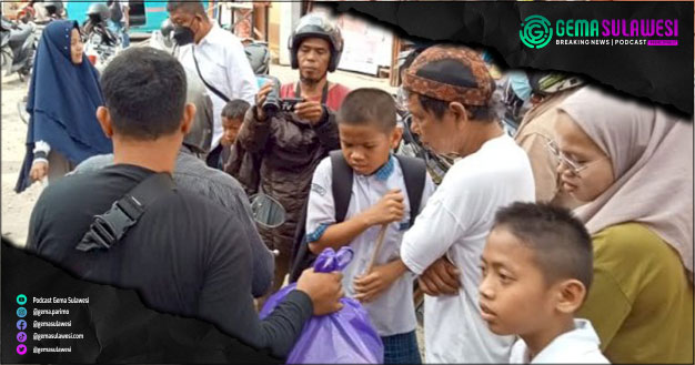 <p>Ket Foto: Polisi sedang membawa bayi yang ditemukan terbakar kawasan Pasar Sentral, Jalan Agus Salim, Makassar (Foto/Abatanews)</p>
