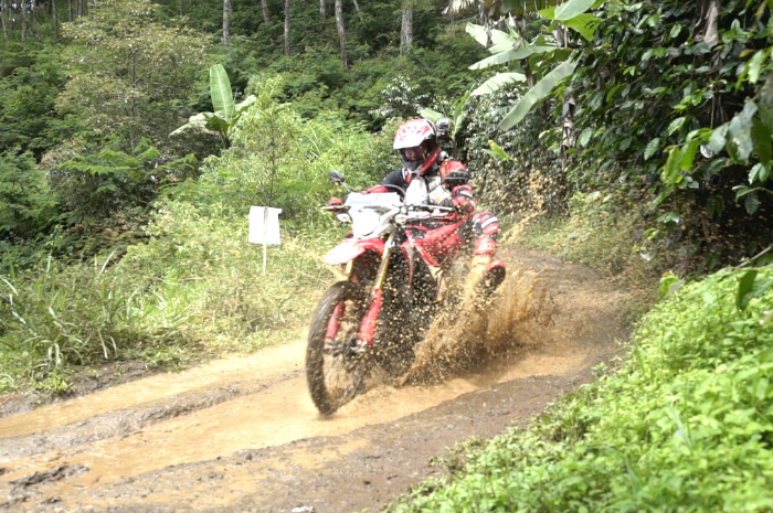 <p>Ket Foto: Honda CRF150L memiliki bodi yang compact namun dapat melalui berbagai medan (Foto/Twitter/welovehonda</p>
