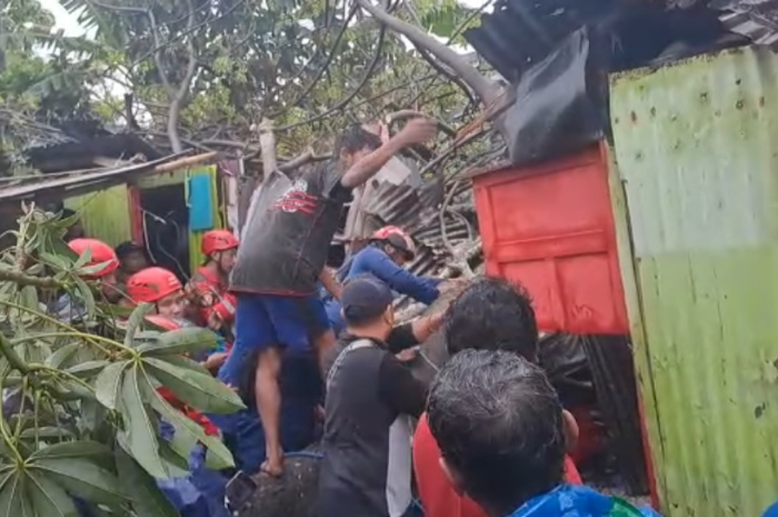 <p>Ket Foto: Dampak Angin puting Beliung<br />
Evakuasi warga yg tertimpa pohon , di kelurahan lembo, tepi kanal, Makassar. (Foto/Screenshoot Facebook Lembaga Info Kejadian Makassar Kota)</p>

