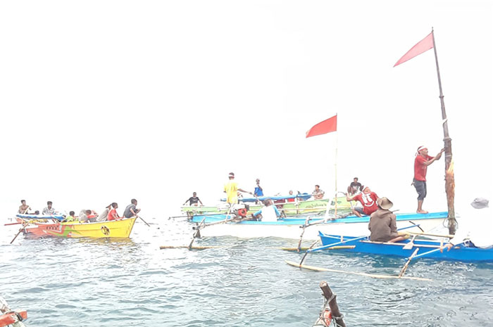 <p>HUT RI 75, Nelayan Kasimbar Parimo Kibar Bendera di Atas Perahu. (Foto: Udin)</p>
