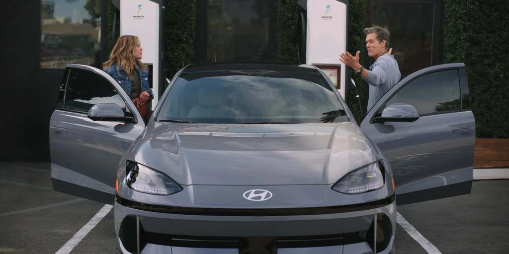 <p>Cuplikan iklan Kevin Bacon dan sang anak untuk iklan Hyundai Ioniq 6 (Foto/Youtube/Hyundai) </p>
