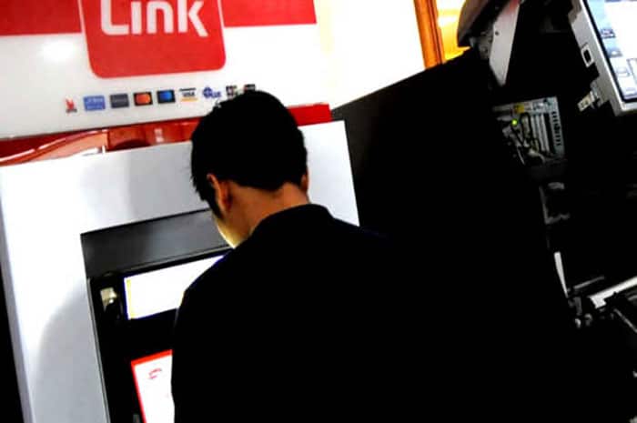 <p>Foto: Penarikan di salah satu Anjungan Tunai Mandiri.</p>
