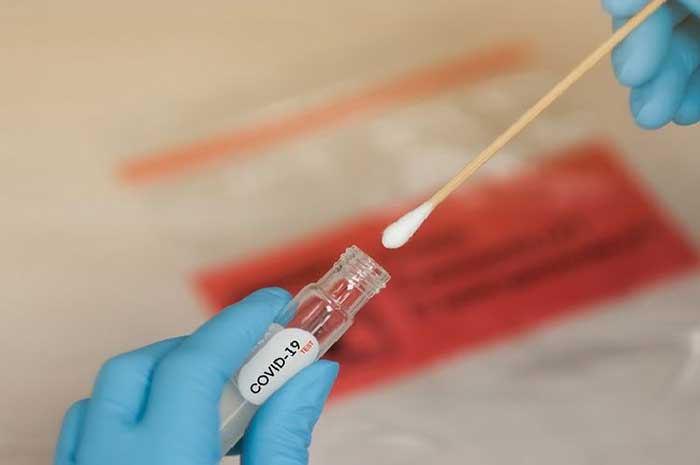 <p>Foto: Illustrasi uji swab covid 19.</p>
