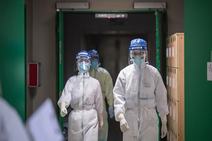 <p>Ilustrasi dokter dan perawat pasien virus corona.</p>