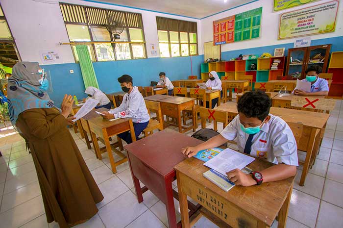 <p>Foto: Sejumlah siswa mengikuti simulasi belajar tatap muka di SMP Negeri 7 Banjarmasin, Kalimantan Selatan, Senin (16/11/2020). Berdasarkan surat pernyataan orang tua dan persetujuan guru, Pemerintah Kota Banjarmasin melakukan simulasi belajar tatap muka pertama sejak pandemi COVID-19, selama dua minggu di empat sekolah menengah pertama (SMP) di mana lokasi sekolah berada di zona hijau berdasarkan penilaian Gugus Tugas dengan jumlah siswa terbatas serta wajib mematuhi protokol Kesehatan COVID-19. Antara/Bayu Pratama S</p>
