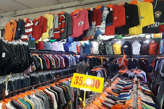 <p>Ket. Thrifting store di salah satu kawasan ibu Kota (foto/YN) </p>