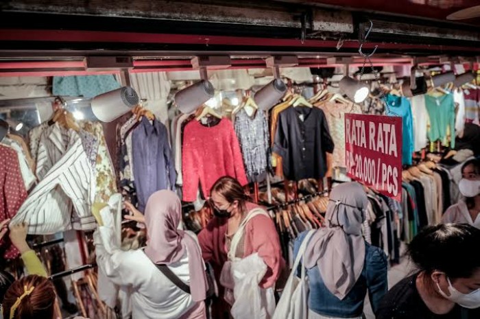 <p>Ket. Kegiatan thrifting yang kerap dilakukan masyarakat (Foto/Kemenparekraf) </p>
