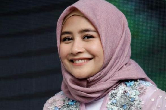 <p>Ket. Prilly Latuconsina berhijab dalam perannya (Foto/Twitter) </p>
