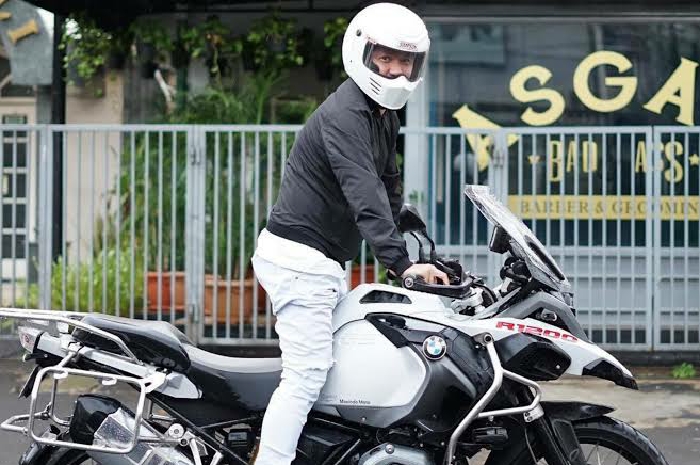 <p>Gading Marten menaiki BMW R1200 GS sebagai tunggangan favoritnya (Foto/Instagram/Gadiing) </p>
