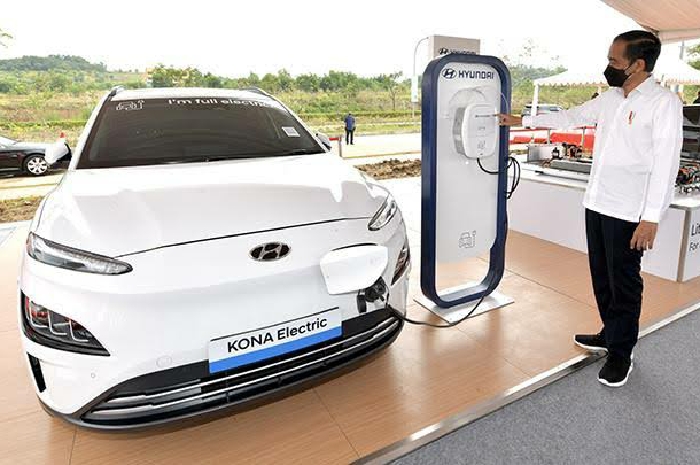 <p>Presiden Joko Widodo tengah mencoba Hyundai Kona Electric (Foto/Setpres) </p>
