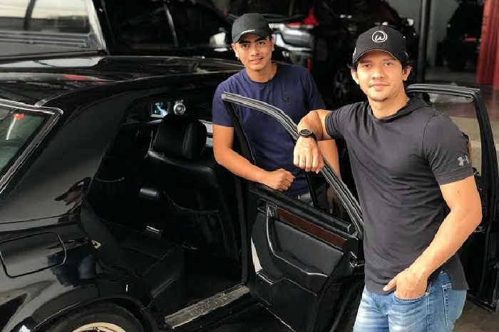 <p>Iko Uwais menjaga keaslian mobil kesayangannya (Foto/Instagram/Iko Uwais) </p>
